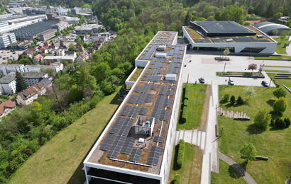 Drohnenaufnahme einer Photovoltaikanlage von actensys