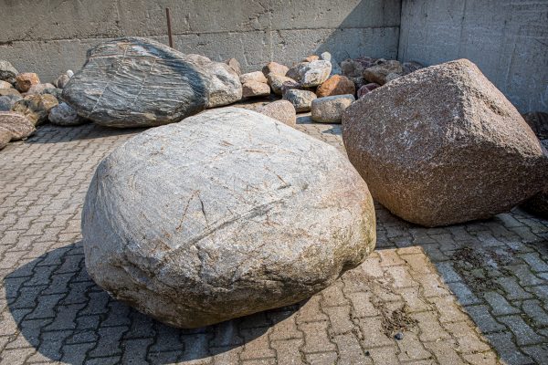 Findlinge und Felsen (Bohrung, gesägte Flächen auf Anfrage)