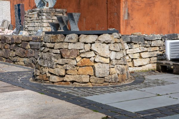 Trockenmauersteine und Sitzblöcke