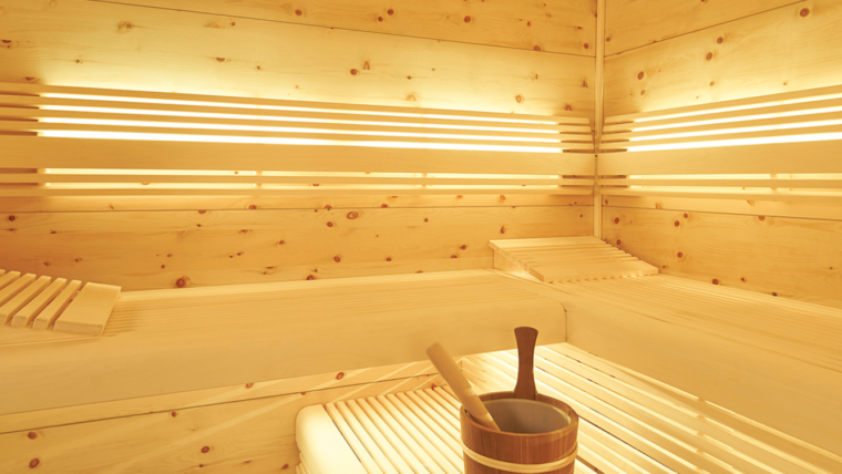 Holzsauna mit Aufgusseimer