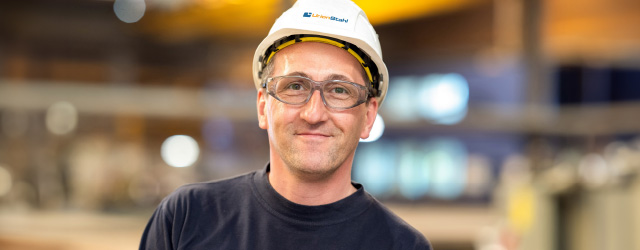 Mitarbeiter bei der Stahlbearbeitung