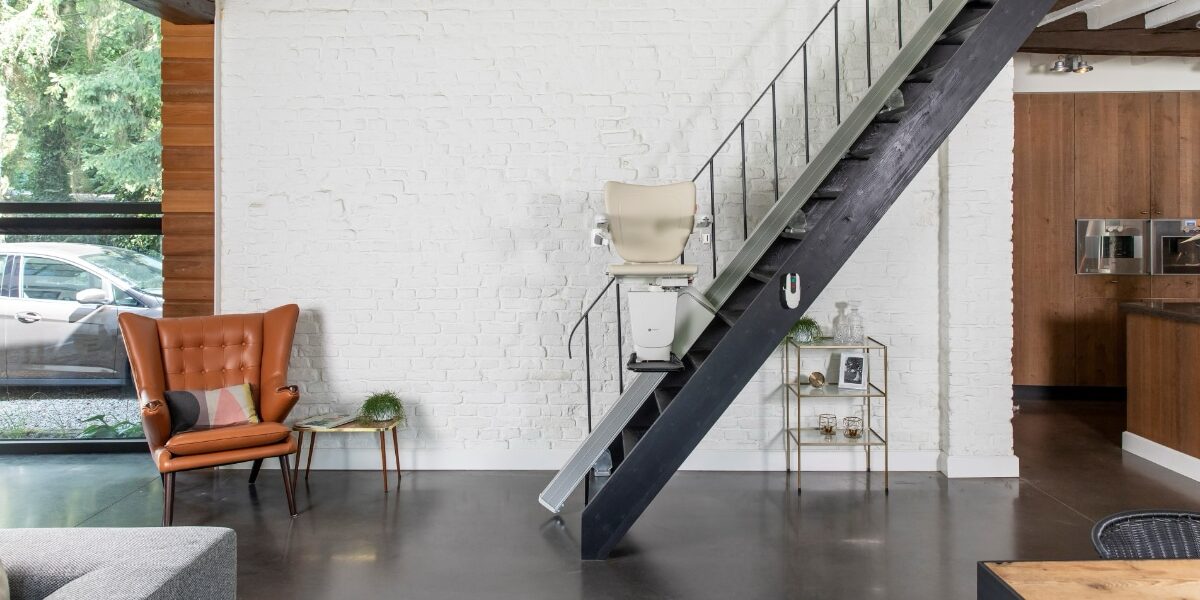 Treppenlift an steiler Metalltreppe im Wohnraum