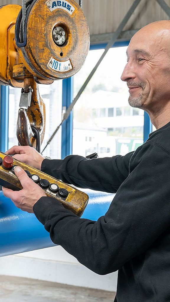 Transport eines Blasenspeichers mit Elektrokettenzug