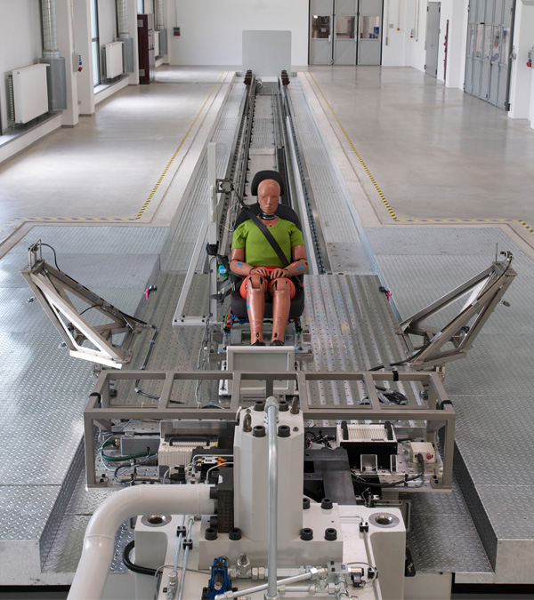 Crash-Simulations-Schlitten mit Crashtest-Dummy