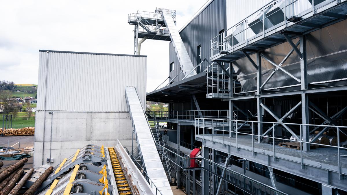 Restholzaufbereitung bei der Tschopp Holzindustrie