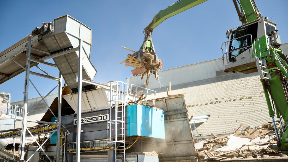 Altholz-Zerkleinerung bei Meinhardt Holzwerk