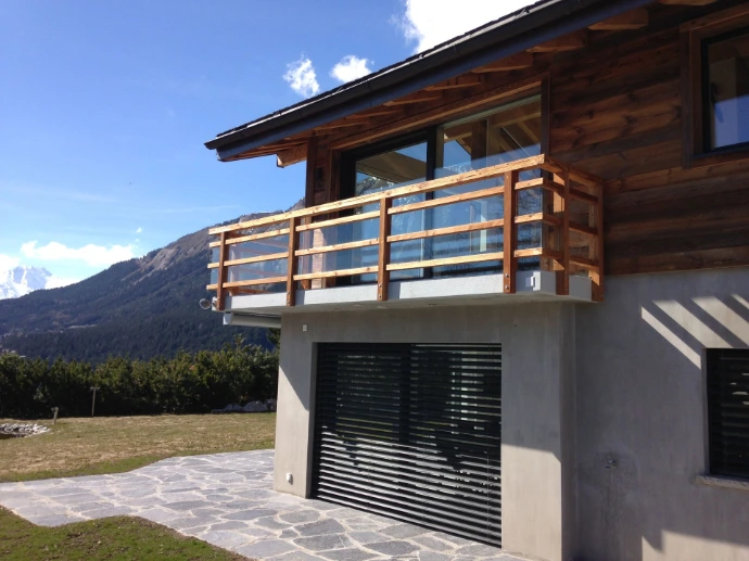Holzhaus mit massgefertigter Holzbarriere