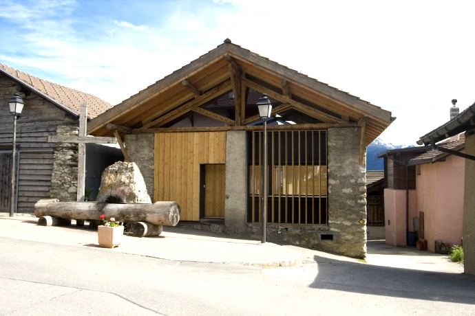 Holzbearbeitung bei der Renovation einer Scheune