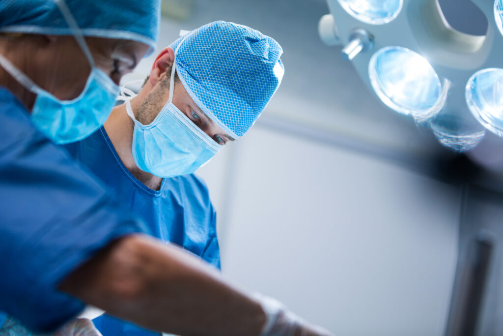 Chirurgen im OP – medizinische Lasereinsatz