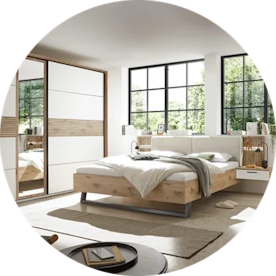 Kleiderschrank und Bett