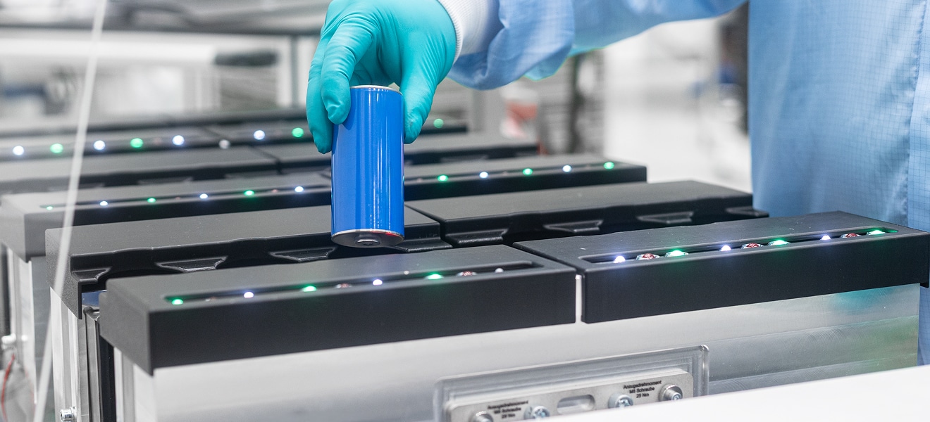 Batteriezelle in Prüfaufnahme