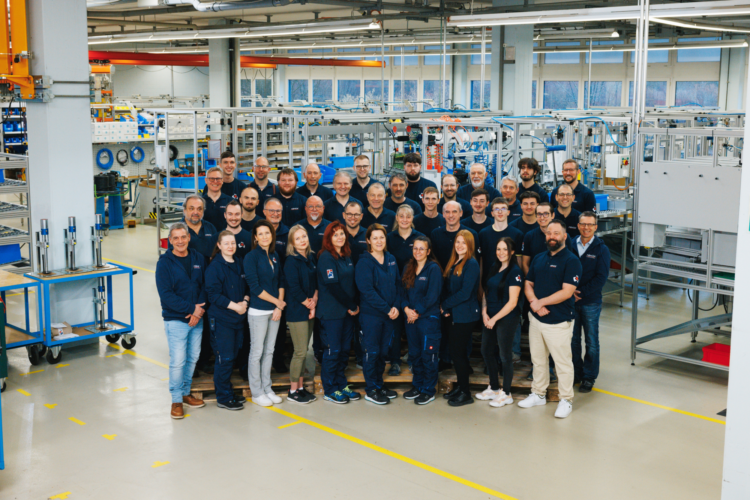 ABNOX-Team in der Produktionshalle in Cham