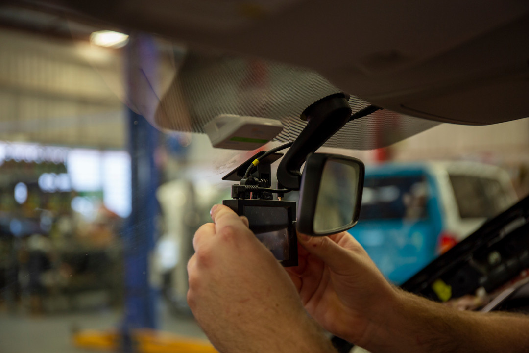 Vor-Ort-Einbau von Dashcams und GPS-Trackern