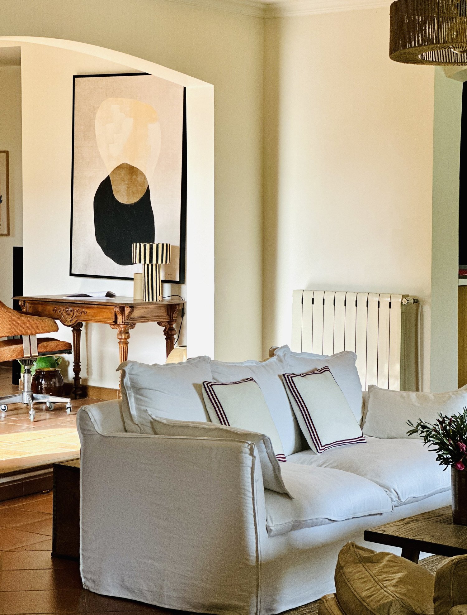 Wohnzimmer mit weißem Sofa und Gewölbenische