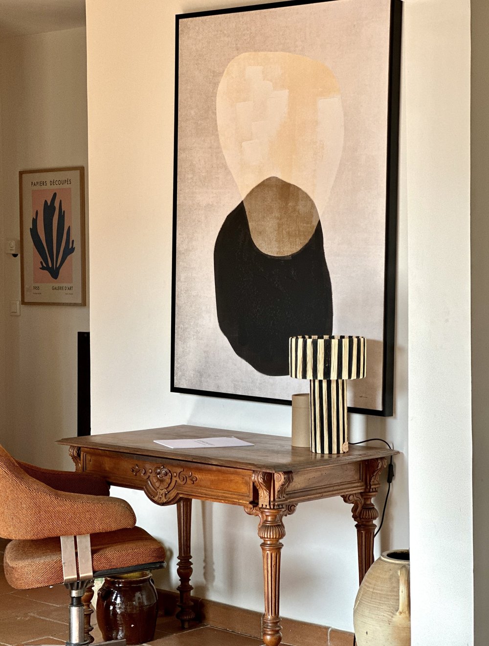 Dekoration mit alter Konsole, Lampe und abstraktem Gemälde, Villa in der