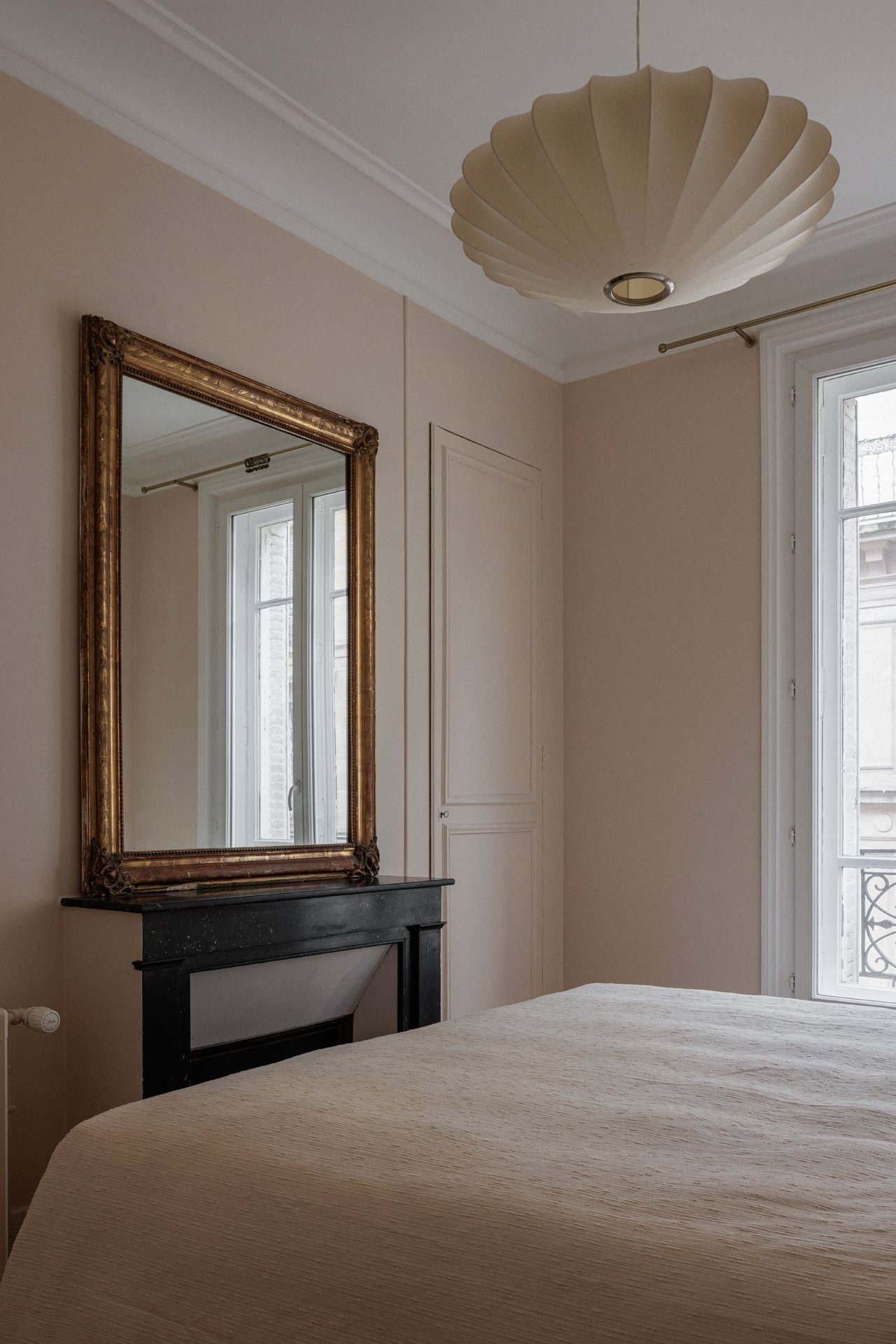 Renoviertes Schlafzimmer einer Pariser Altbauwohnung