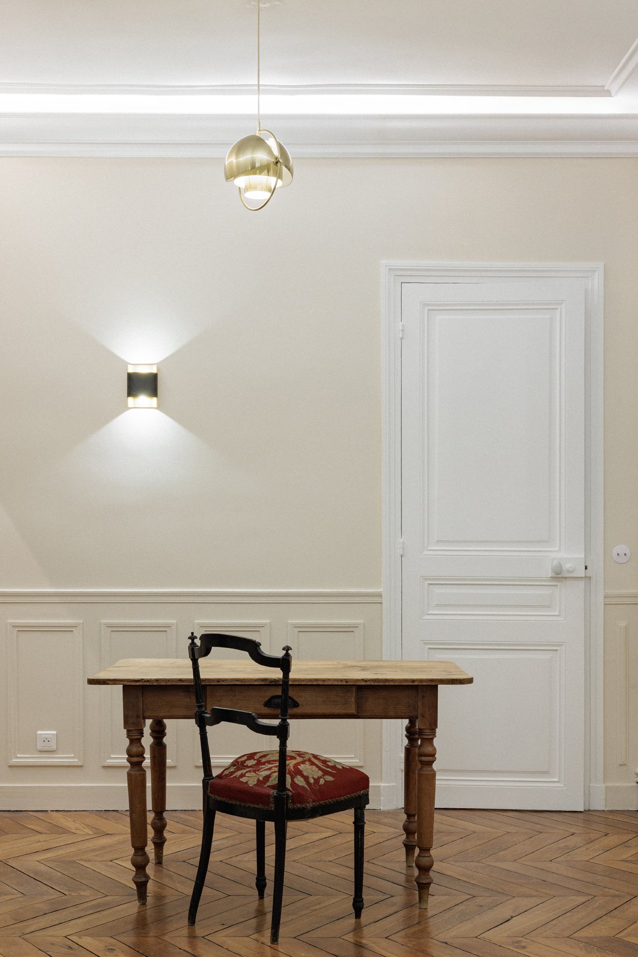 Fischgrätparkett und gefundenes Bureau, Pariser Zimmer