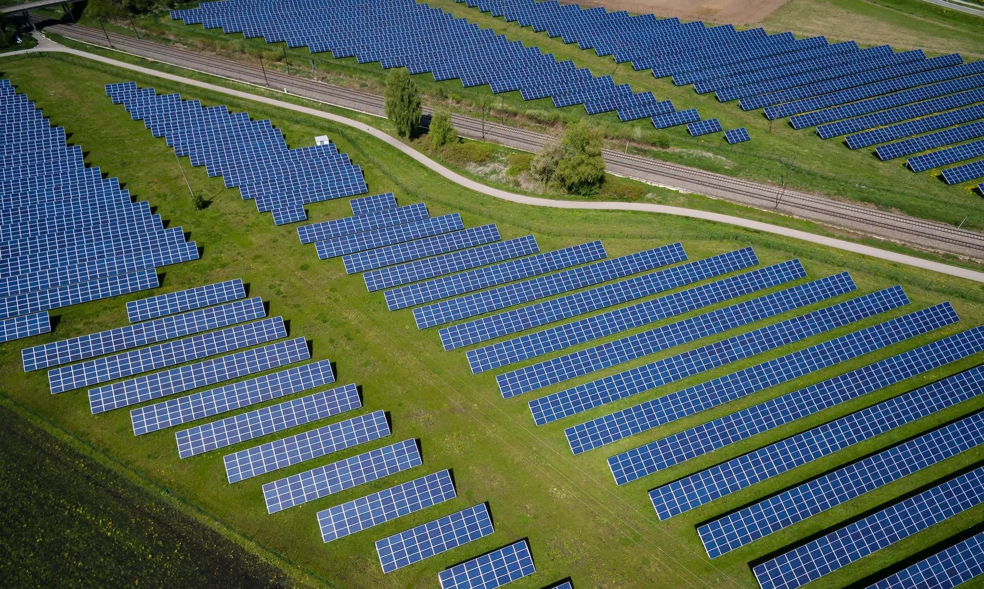 Freiflächen-Photovoltaikanlage aus der Luft
