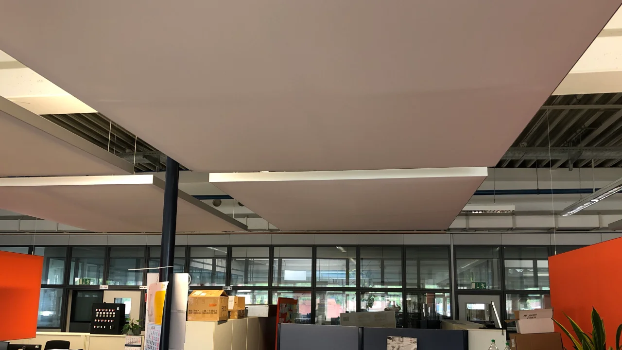 Targeted zoning solution at the service desk of a 400 m² industrial hall