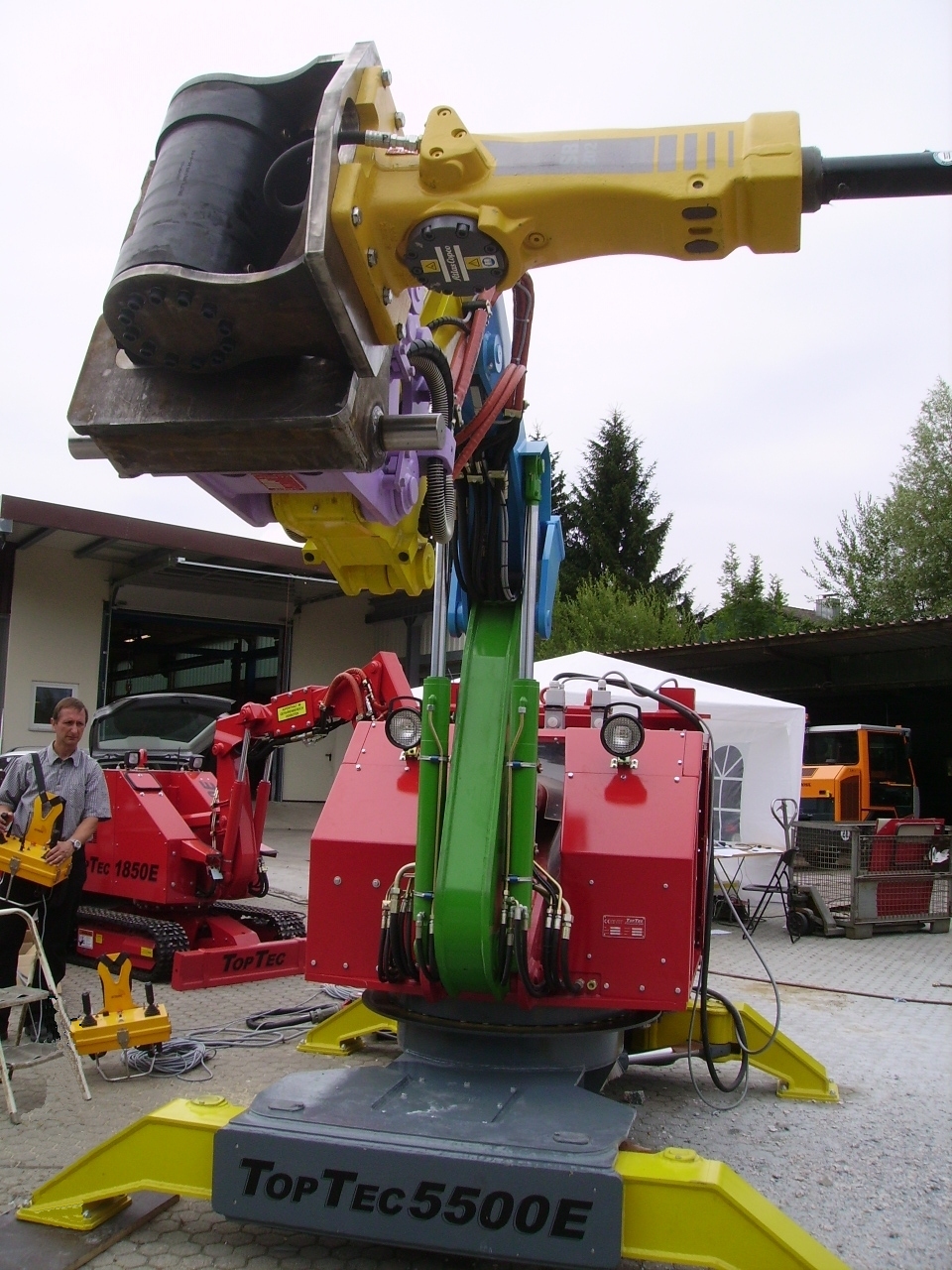 Sondermaschine TopTec 5500 E mit Hammer und Schwenkeinrichtung