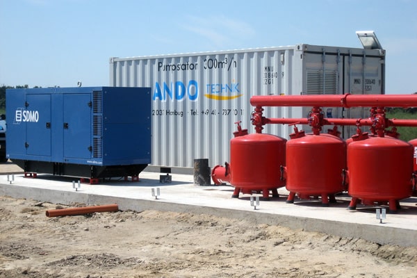 Technikcontainer mit Stromerzeuger für eine Spargelplantage in Polen