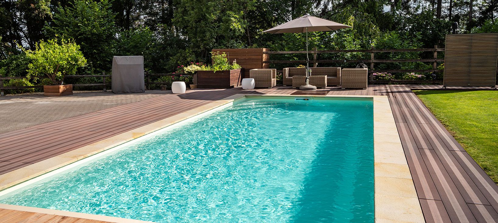 Poolanlage mit Holzterrasse