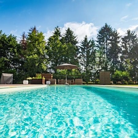 Schwimmbecken mit Liegebereich
