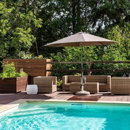 Poolanlage mit Terrasse