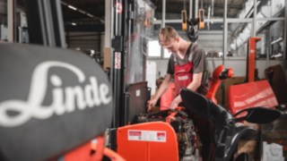 Service Techniker am Flurförderzeug