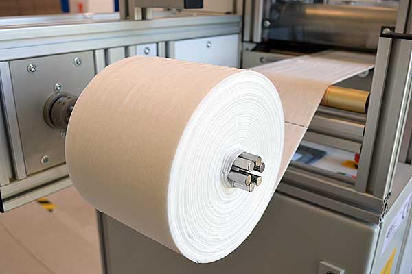 Produktion von Vliestuchrollen für die Flächendesinfektion