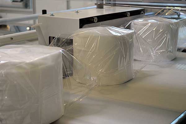 Verpackung von Vliestuchrollen