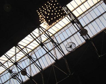 Veranstaltungshalle mit Deckenventilatoren