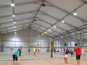Beachvolleyball-Halle: Ventilatoren zur Warmluftverteilung