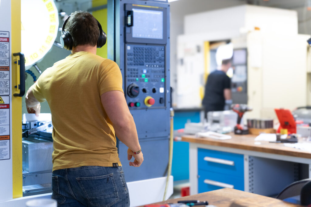 Mitarbeiter an der CNC-Maschine