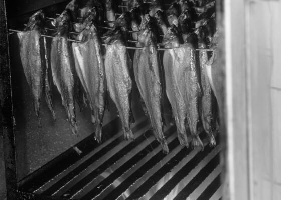 Fische in den traditionellen Räucheröfen