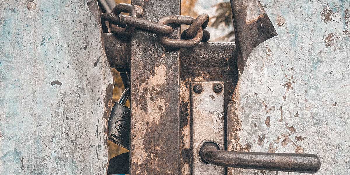 Defekte Tür vor Reparatur