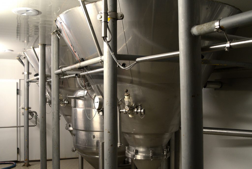 Edelstahl-Gärtanks im Gärkeller