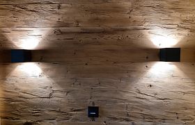 LED-Beleuchtung auf Altholz