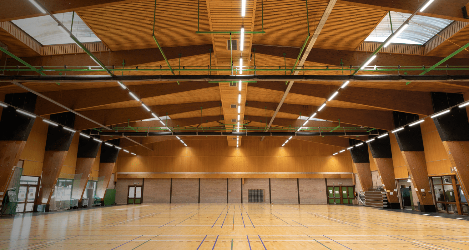 Ausgeleuchtete Sporthalle