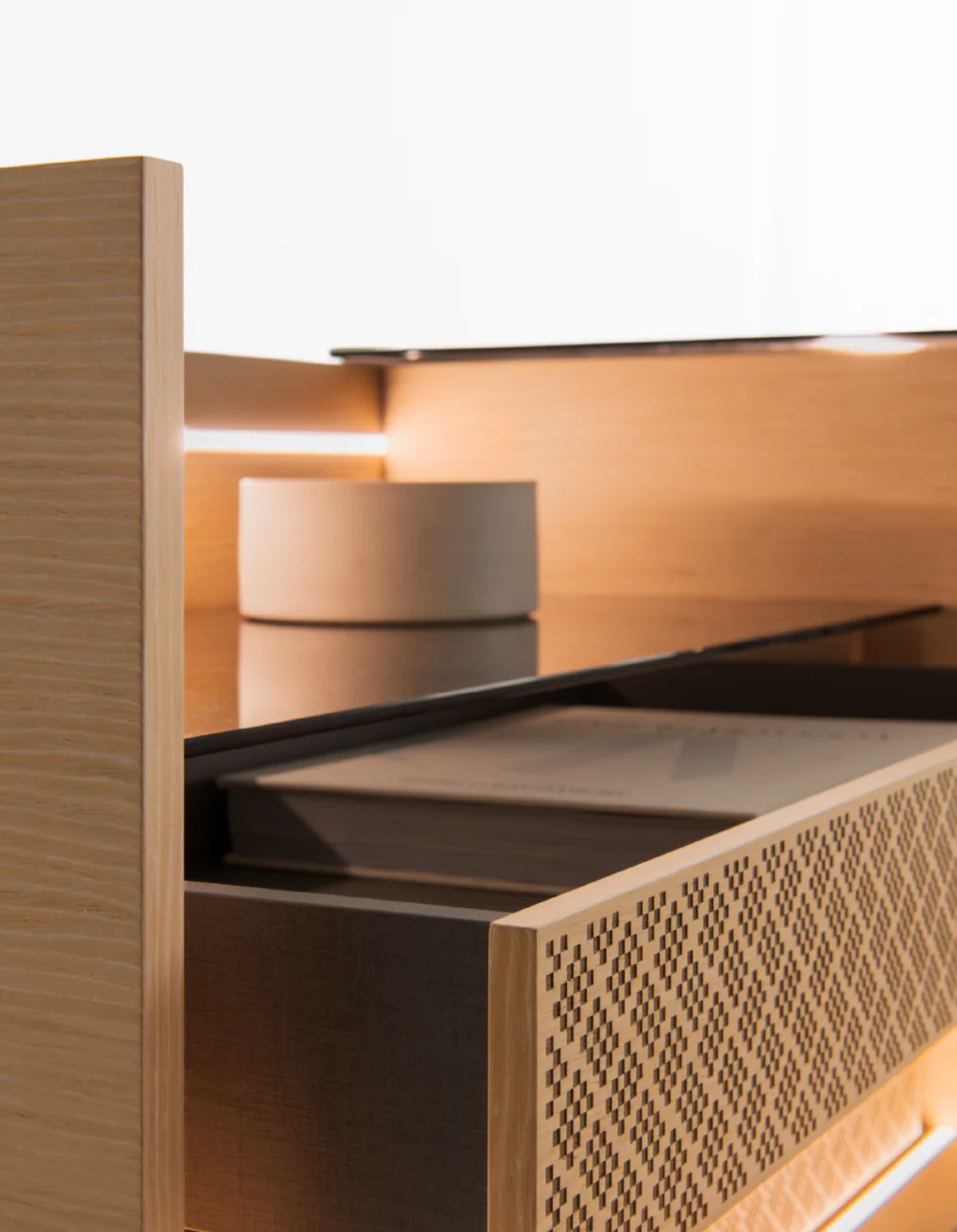 Offene Holzschublade mit gemusterter Front