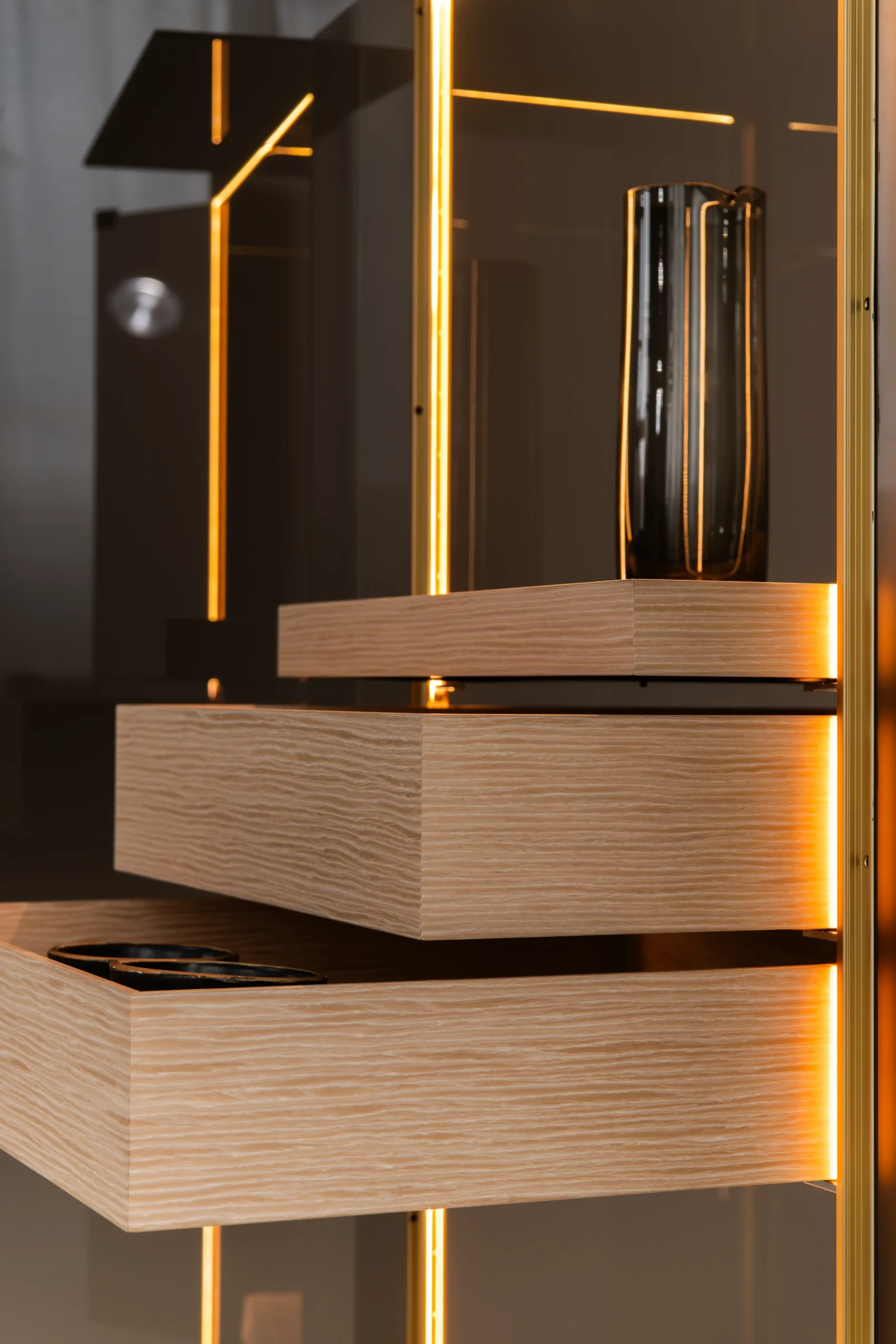 Display E_Serie mit schwebenden Holzregalen