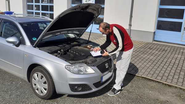 Kfz-Gutachter notiert Fahrzeugdaten