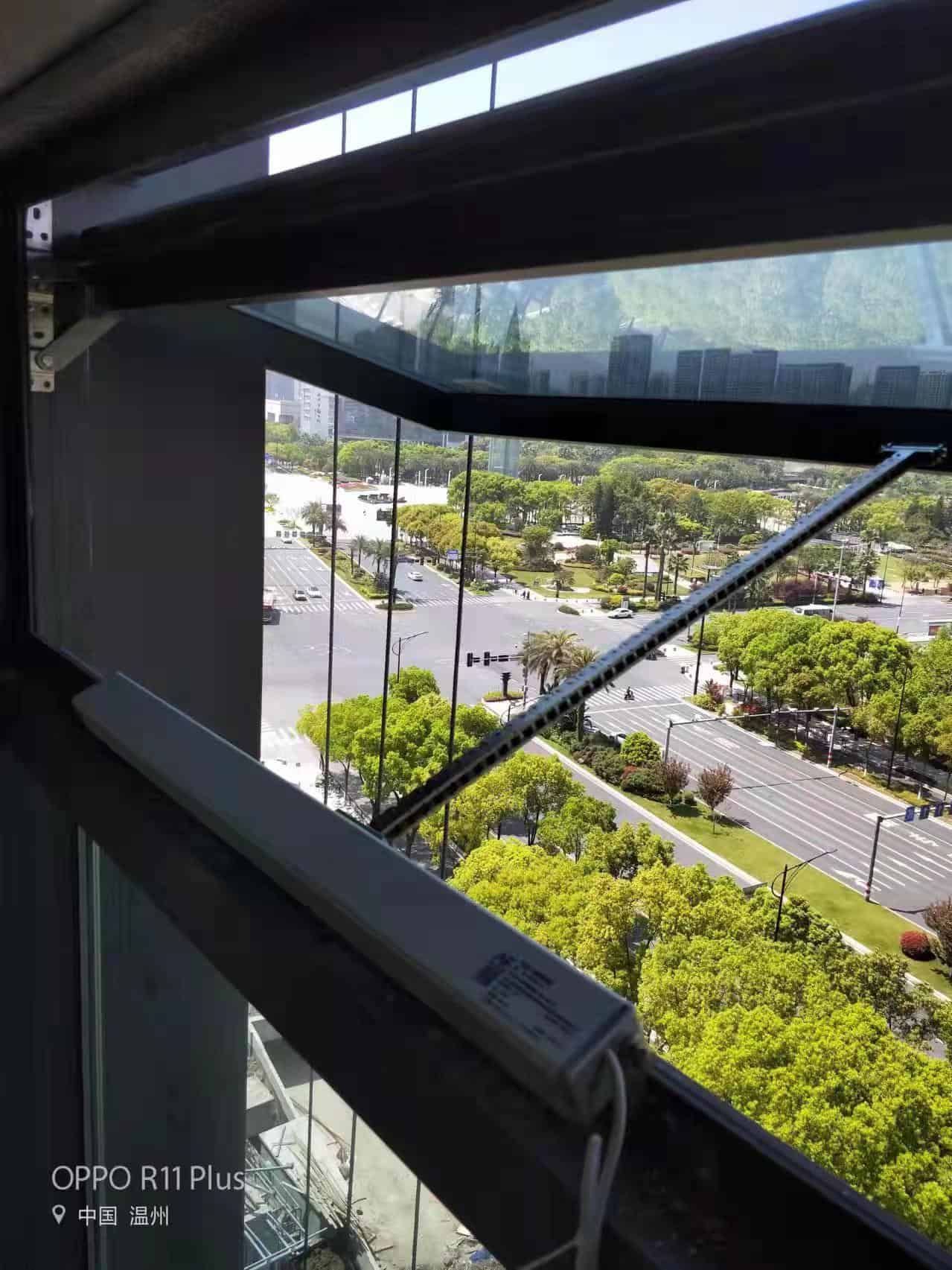 Klappfenster mit einem Kettenantrieb