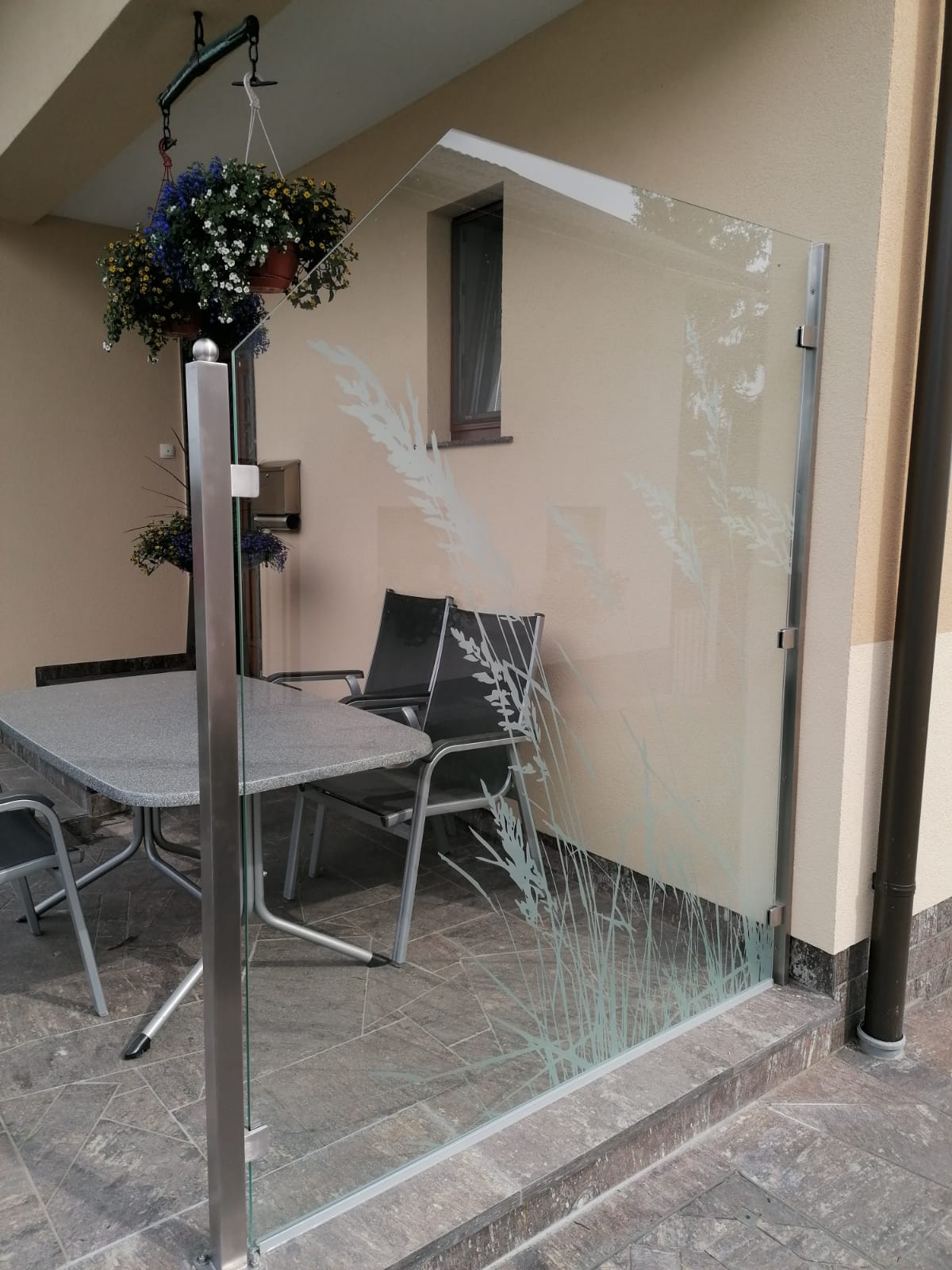 Windschutz aus Stahl und Glas