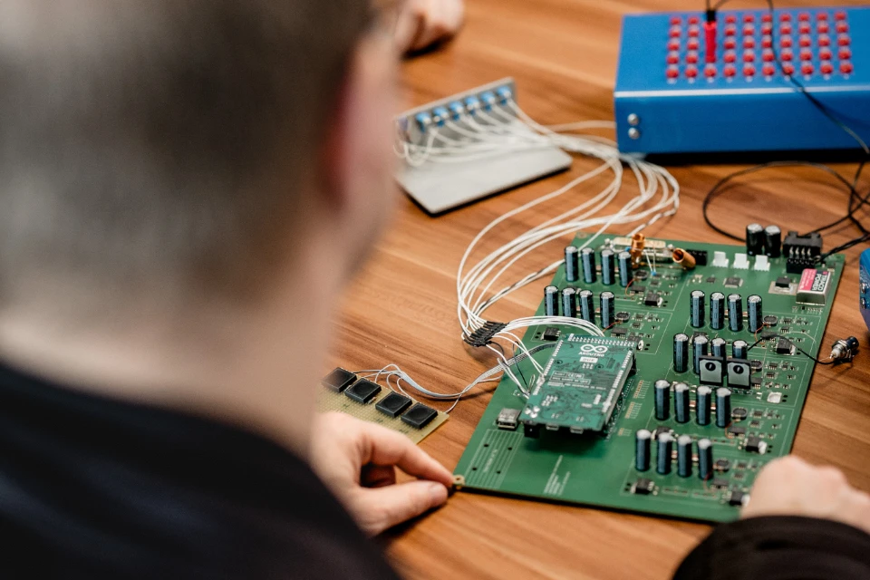 Elektronische Baugruppe mit Verkabelung