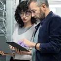 Anwender am Arbeitsplatz mit Axis-Software