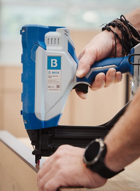 Handwerker mit BECK Akku-Stauchkopfnagler