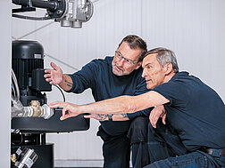 Servicetechniker bei der Anlagenkontrolle