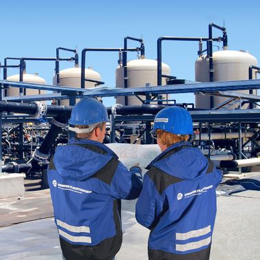 Mitarbeitende vor Anlage – Nachhaltigkeit