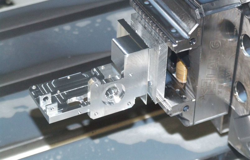 Fräsbearbeitung eines Aluminiumbauteils auf dem Bearbeitungszentrum